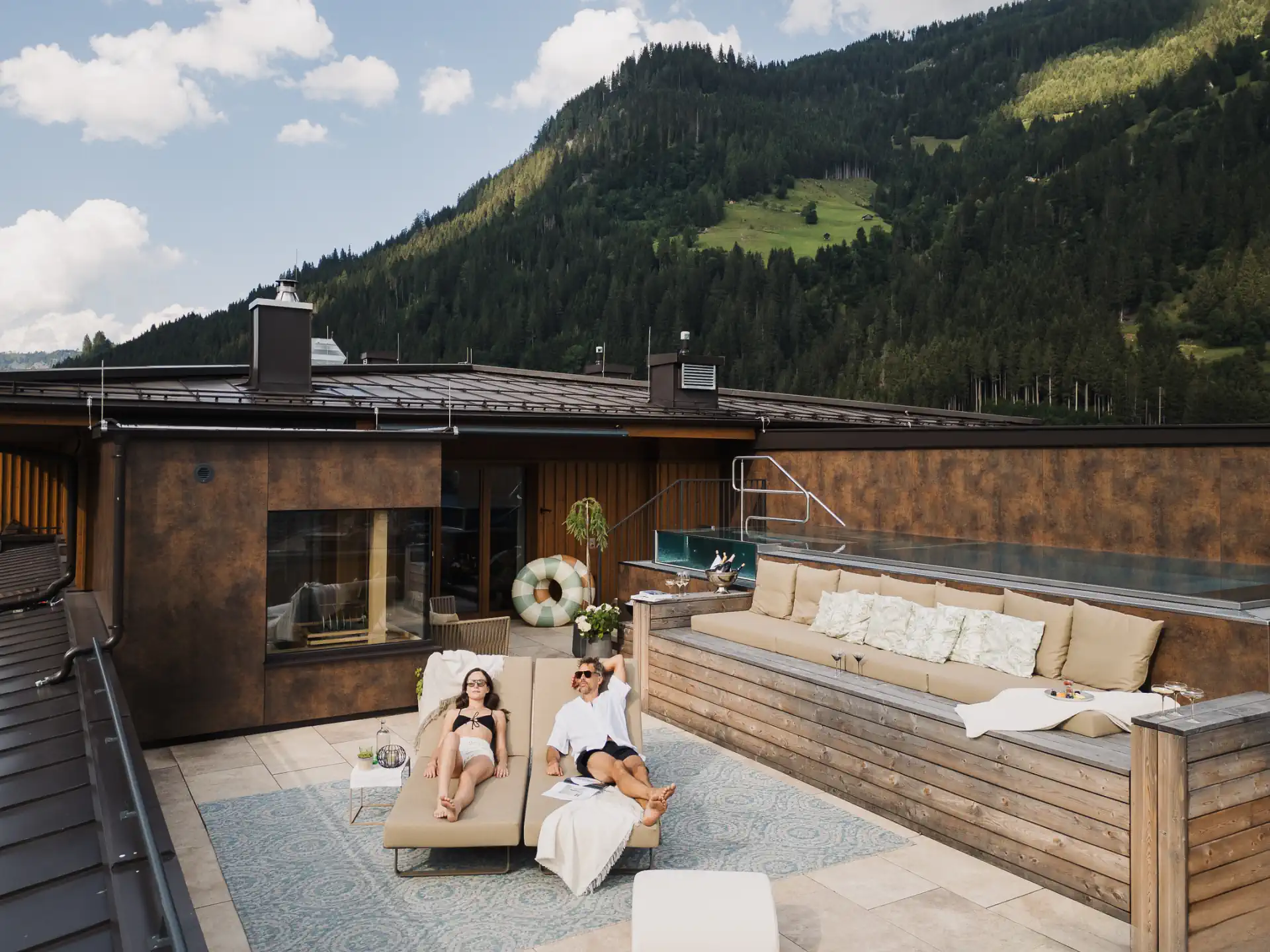 Wellnesshotel-Nesslerhof-Groarl -Salzburg-Poolsuite_Bergmagie_Terrasse_Paar-20