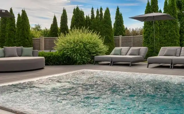 Hot Whirlpool · 35–37 °C · nicht veröffentlicht · Beheizt Ja · im Wellness & Naturresort Reischlhof  · Bayern · Deutschland