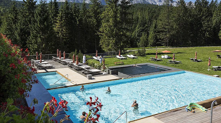 Sportbecken / Endless-Pool · 28–30 °C · 210 m² Wasserfläche; 21 Meter Länge · Beheizt Ganzjährig beheizt · im Wellnesshotel Kranzbach · Bayern · Deutschland