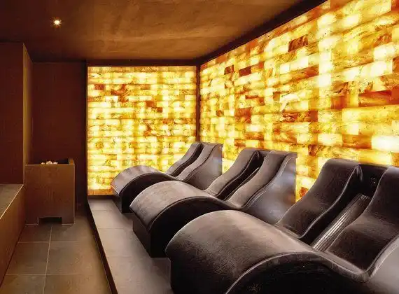 Salzlounge · 35 °C · Luftfeuchtigkeit nicht veröffentlicht · Textilfrei Ja · im Preidlhof Luxury DolceVita Resort  · Südtirol · Italien