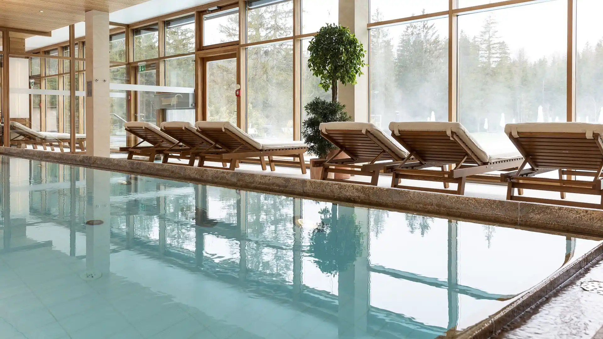 Indoor-Pool · 35 °C · 50 m² Wasserfläche · Beheizt Ja · im Wellnesshotel Kranzbach · Bayern · Deutschland