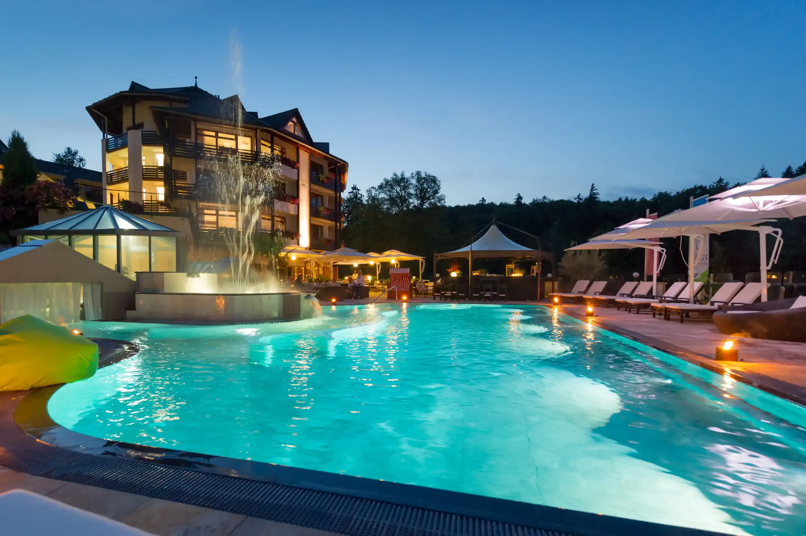 Wellnesshotel-Romantischer-Winkel-_Blick auf Auenpool Laguna SPA Abend I_Copyright__ro-fotografiel--021-15