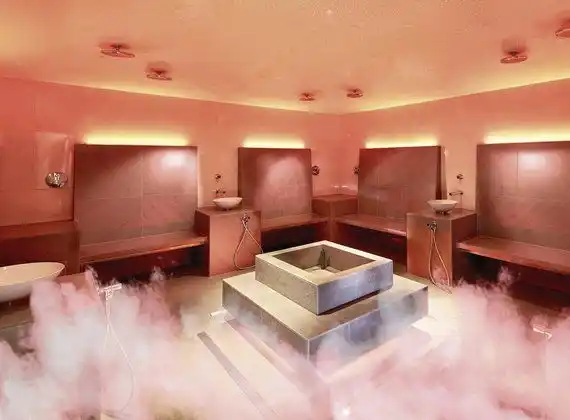 Sole Dampfbad · 45 °C · Luftfeuchtigkeit 80–100 % · Textilfrei Ja · im Preidlhof Luxury DolceVita Resort  · Südtirol · Italien