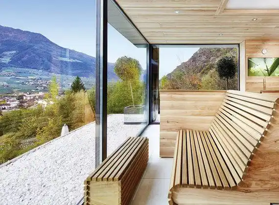 Oliven Sauna · 60 °C · Luftfeuchtigkeit 40 % · Textilfrei Ja · im Preidlhof Luxury DolceVita Resort  · Südtirol · Italien