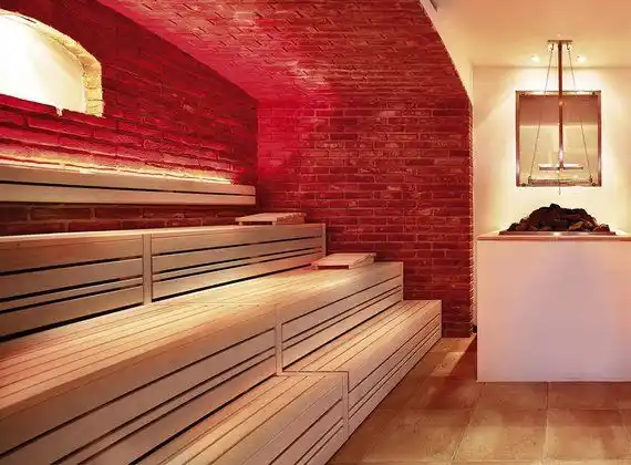 Weinsauna · 70 °C · Luftfeuchtigkeit 35 % · Textilfrei Ja · im Preidlhof Luxury DolceVita Resort  · Südtirol · Italien