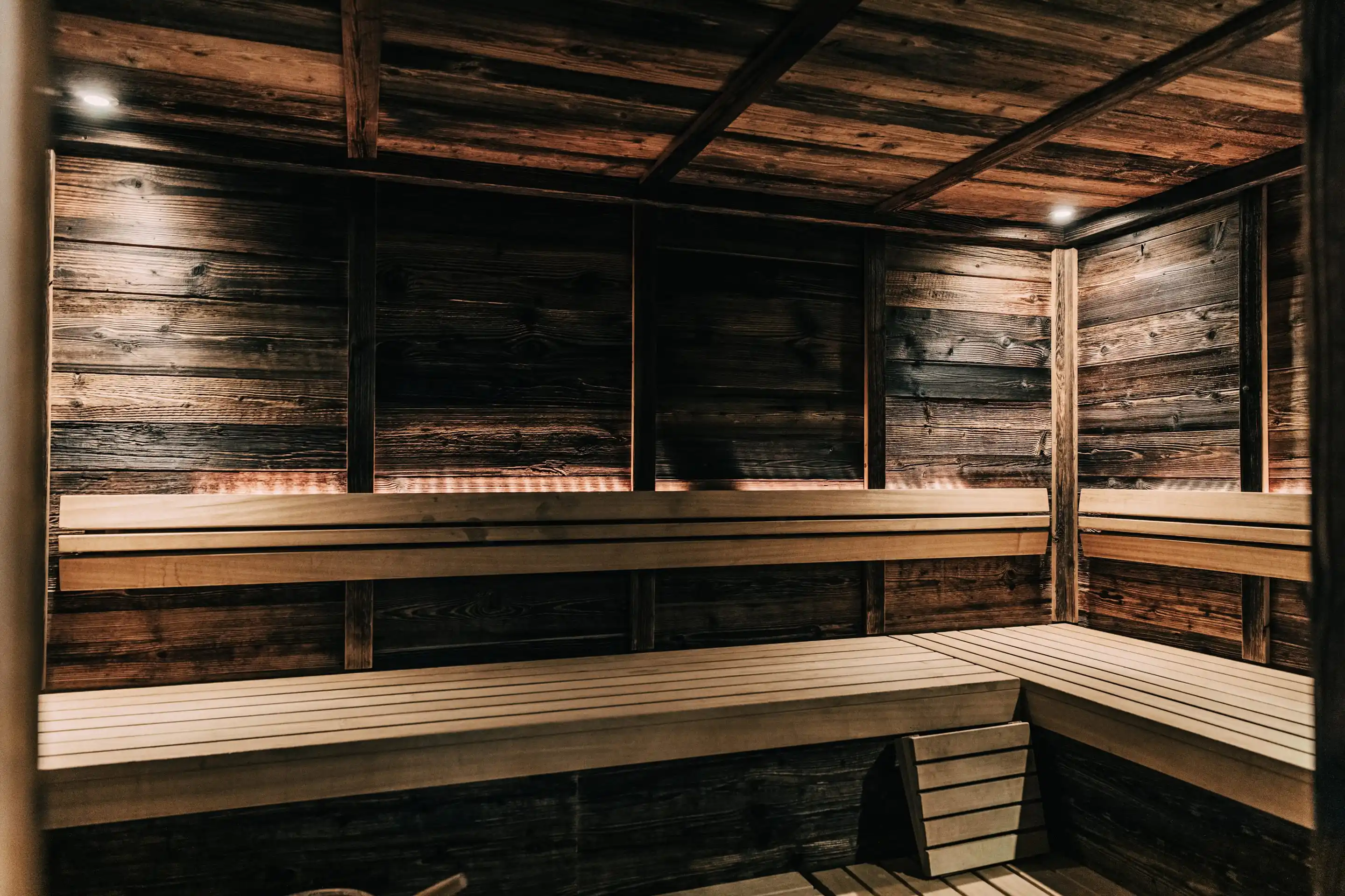 Finnische Sauna · 70–85 °C · Luftfeuchtigkeit 10–30 % · Textilfrei Ja (Adults Only 16+) · im Hotel Klosterbräu · Tirol · Österreich