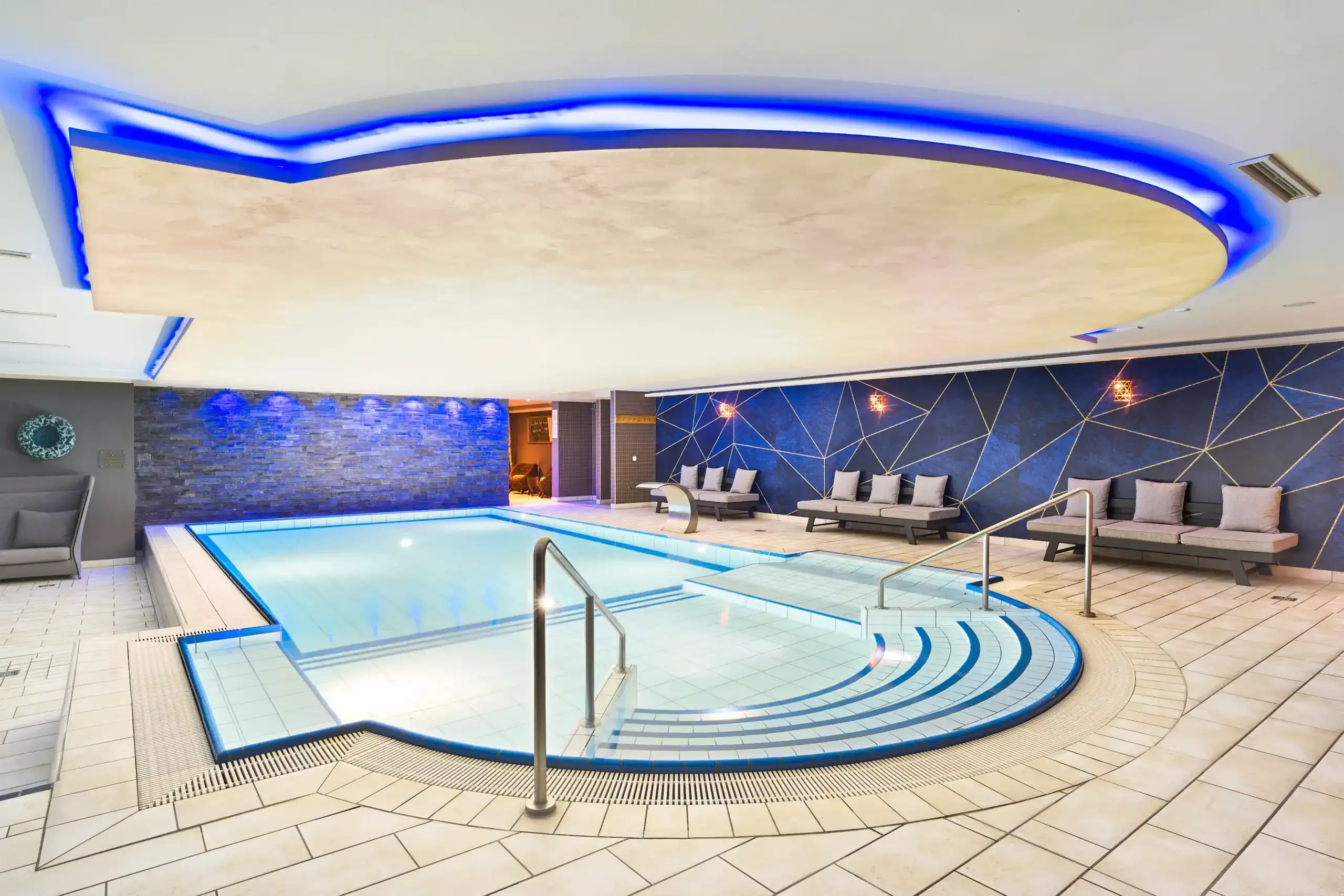 Wellnesshotel-Bodenmaiser-Hof-Pool-003_(1)