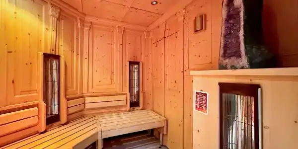 Edelstein-Infrarotsauna · 40 °C · Luftfeuchtigkeit 10 % · Textilfrei Ja · im Wellness & Naturresort Reischlhof  · Bayern · Deutschland