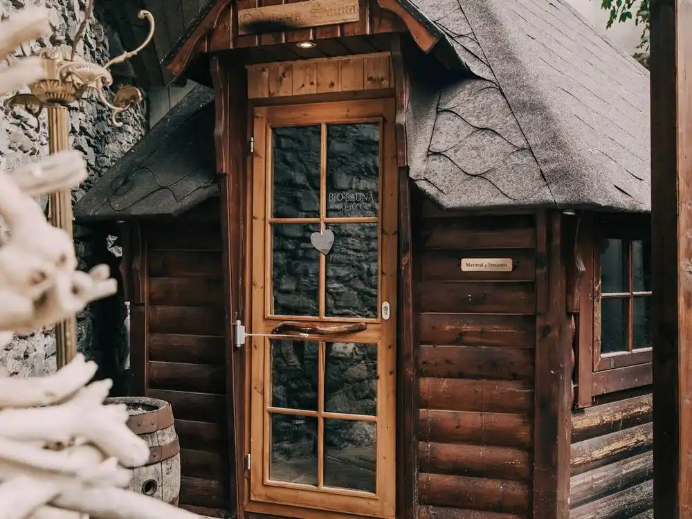 Bio Außensauna · 70–85 °C · Luftfeuchtigkeit 10–30 % · Textilfrei Ja (Adults Only 16+) · im Hotel Klosterbräu · Tirol · Österreich