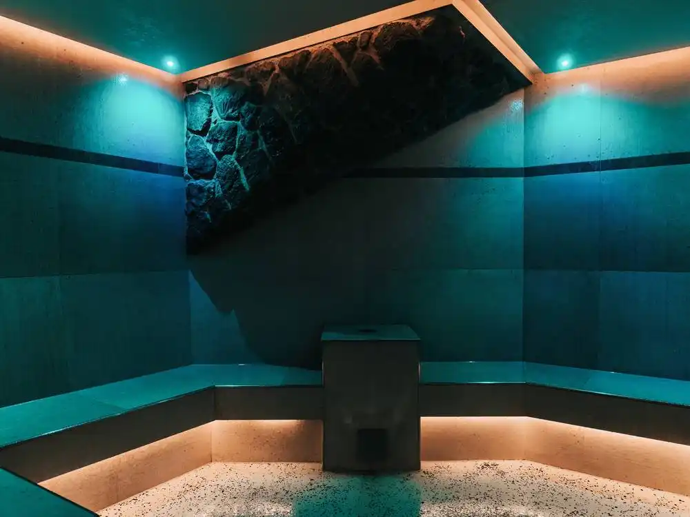 Dampfsauna · 40–45 °C · Luftfeuchtigkeit 80–100 % · Textilfrei Ja (Adults Only 16+) · im Hotel Klosterbräu · Tirol · Österreich