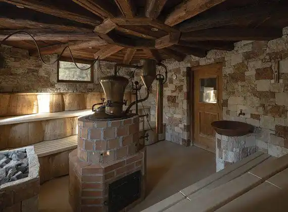 Schwarzbrenner Sauna · 55–60 °C · Luftfeuchtigkeit 50 % · Textilfrei Nein (Dress-On) · im Preidlhof Luxury DolceVita Resort  · Südtirol · Italien