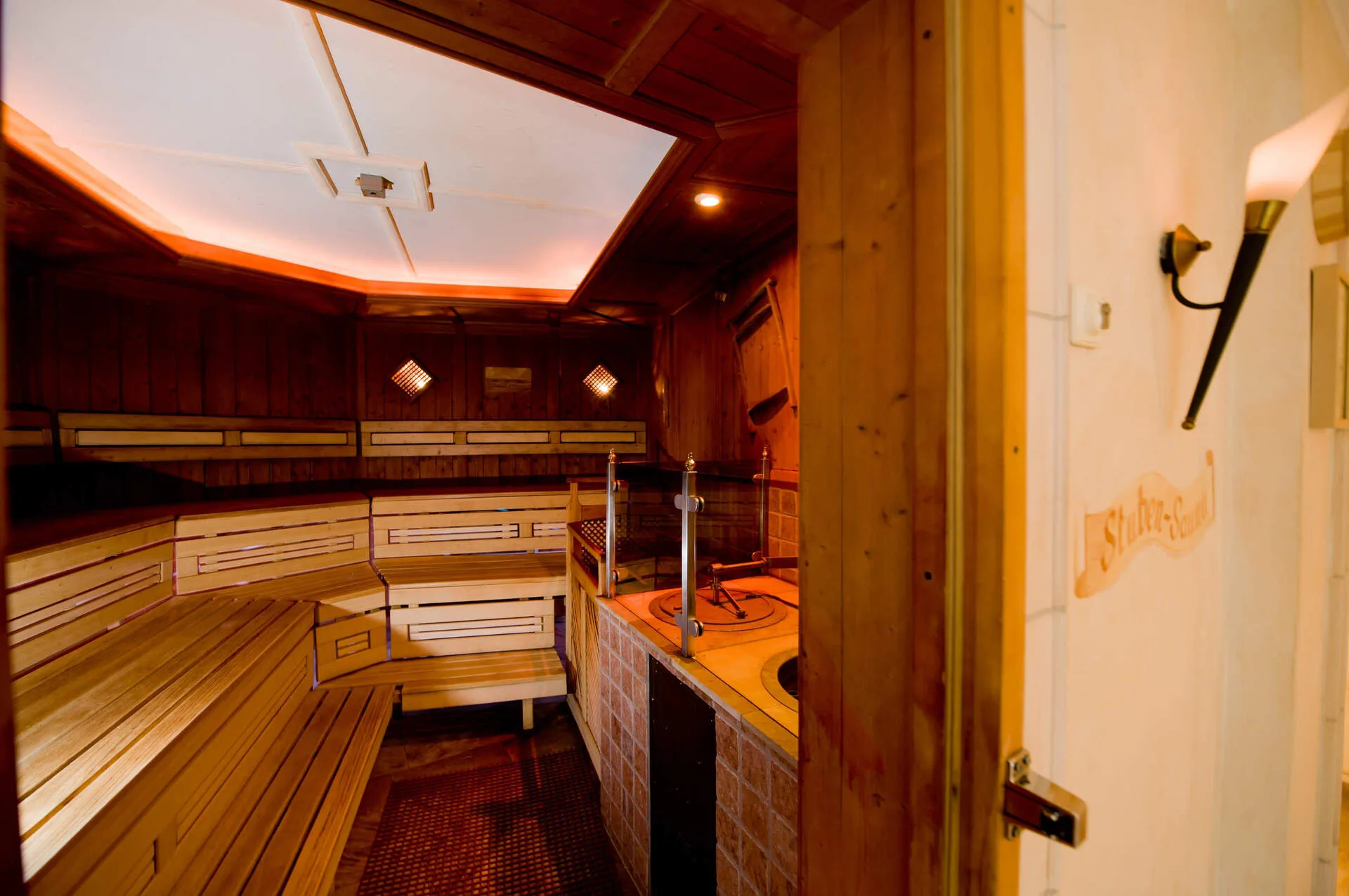 Stubensauna · 85 °C · Luftfeuchtigkeit 10–30 % · Textilfrei Ja · im Wellness Resort Romantischer Winkel  · Niedersachsen · Deutschland