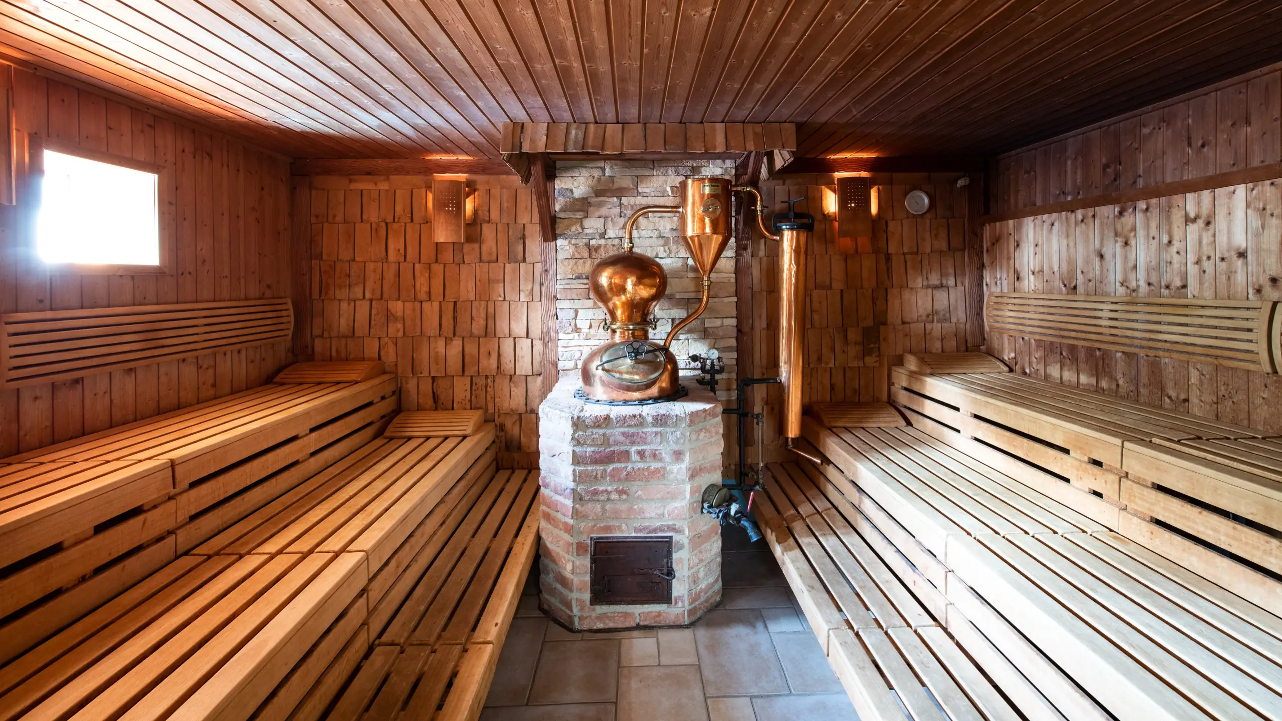 Schwarzbrenner Sauna · 85–95 °C · Luftfeuchtigkeit 10–20 % · Textilfrei Ja · im Wellnesshotel Bodenmaiser Hof  · Bayern · Deutschland