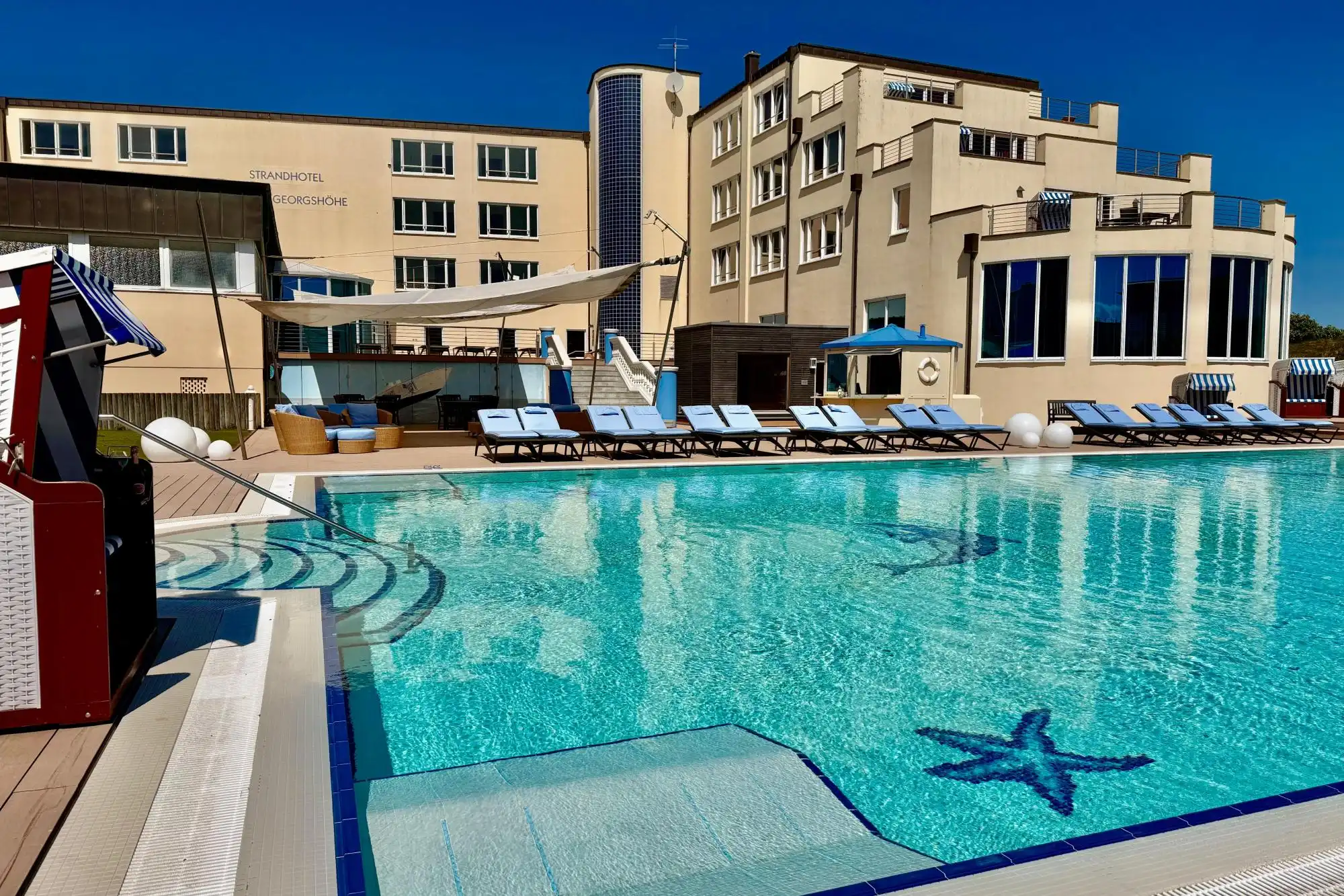 Meerwasser-Außenpool · 27–28 °C · 11 x 25 Meter · Beheizt Saisonabhängig beheizt · im Strandhotel Georgshöhe  · Niedersachsen · Deutschland