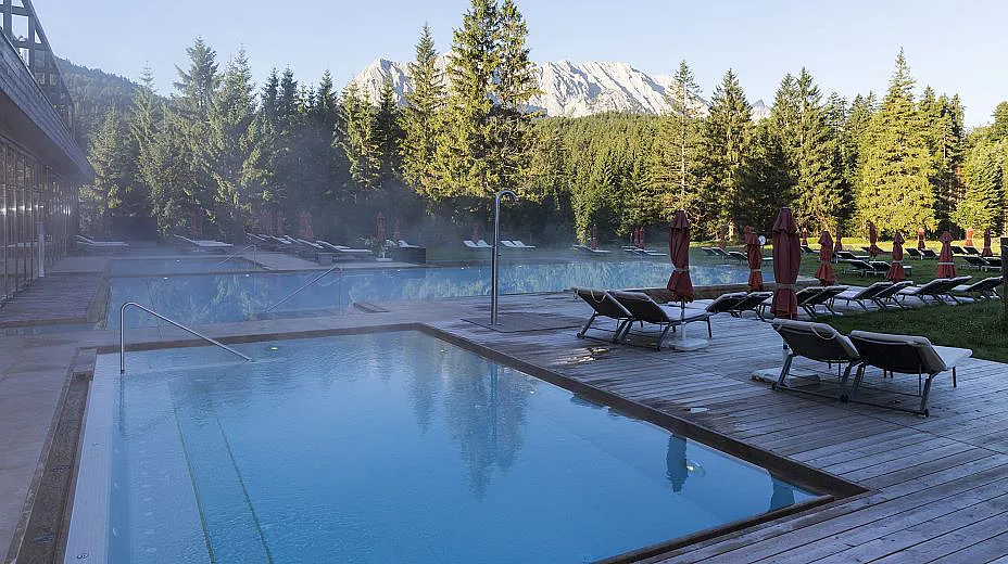 Solebecken / Salzwasserpool · 35–37 °C · 45 m² Wasserfläche · Beheizt Ganzjährig beheizt · im Wellnesshotel Kranzbach · Bayern · Deutschland
