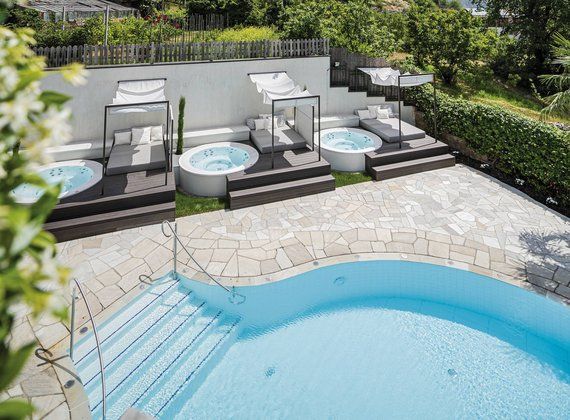 Outdoor Sommerpool · 29 °C · nicht veröffentlicht · Beheizt Saisonabhängig beheizt · im Hotel Preidlhof · Südtirol · Italien